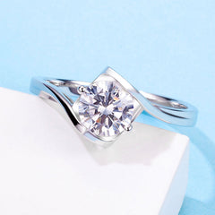 Twist Arm Heart Prongs 1.0 Carat Round Cut Moissanite Engagement Ring