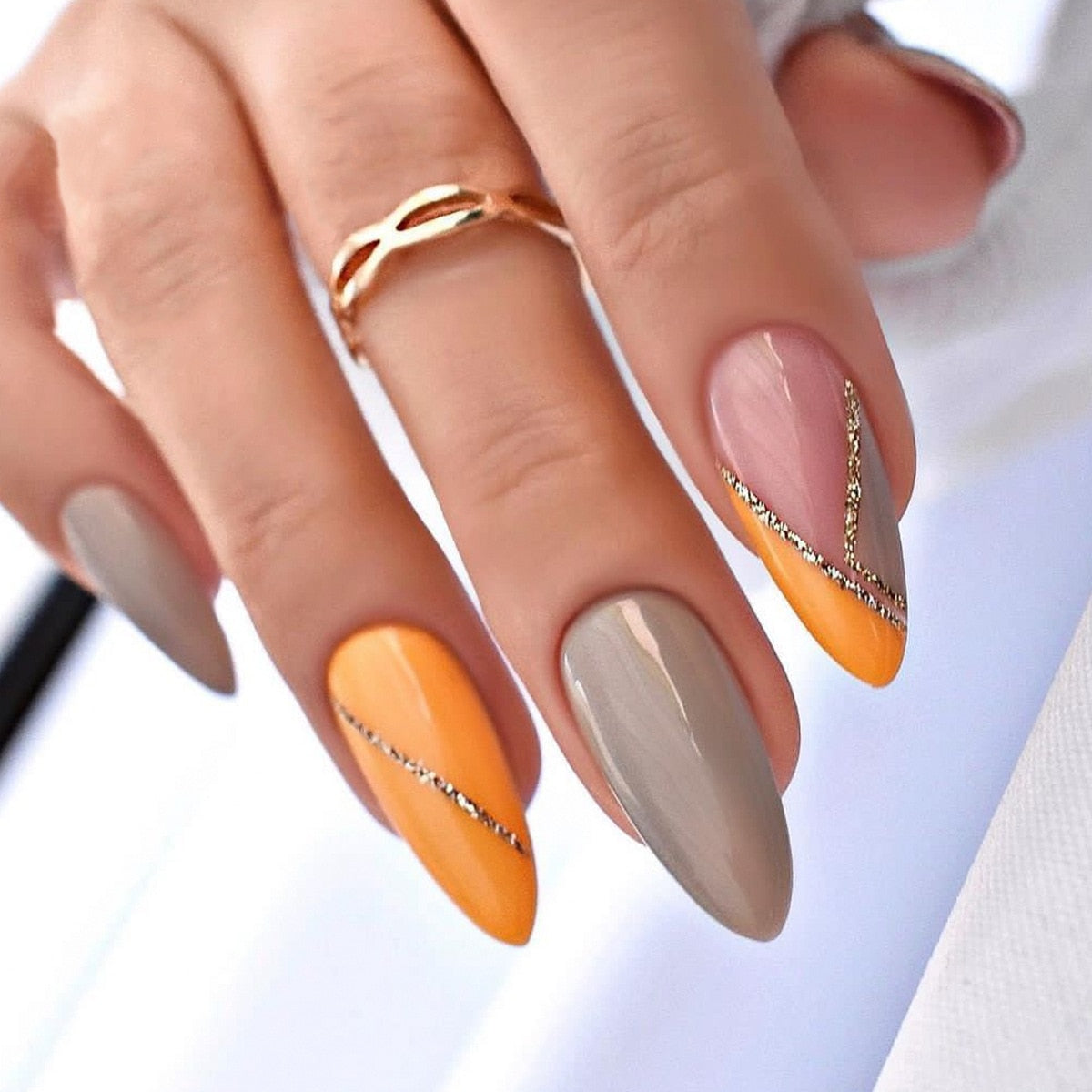 24Pcs Oval Head False Nails Shiny Golden Almond Artificial Fake Nails With Glue Full Cover Nail Tips Press On Nails DIY Manicure