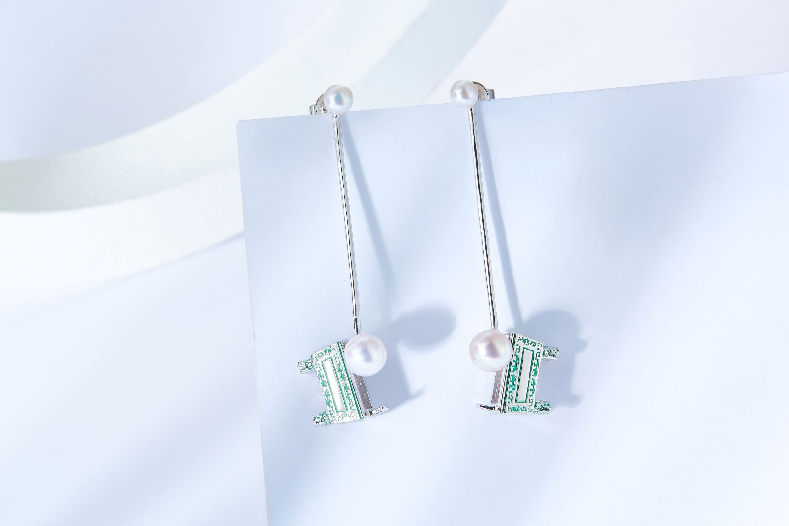 Quadripod Ding Enamel Pearl Drop Earrings