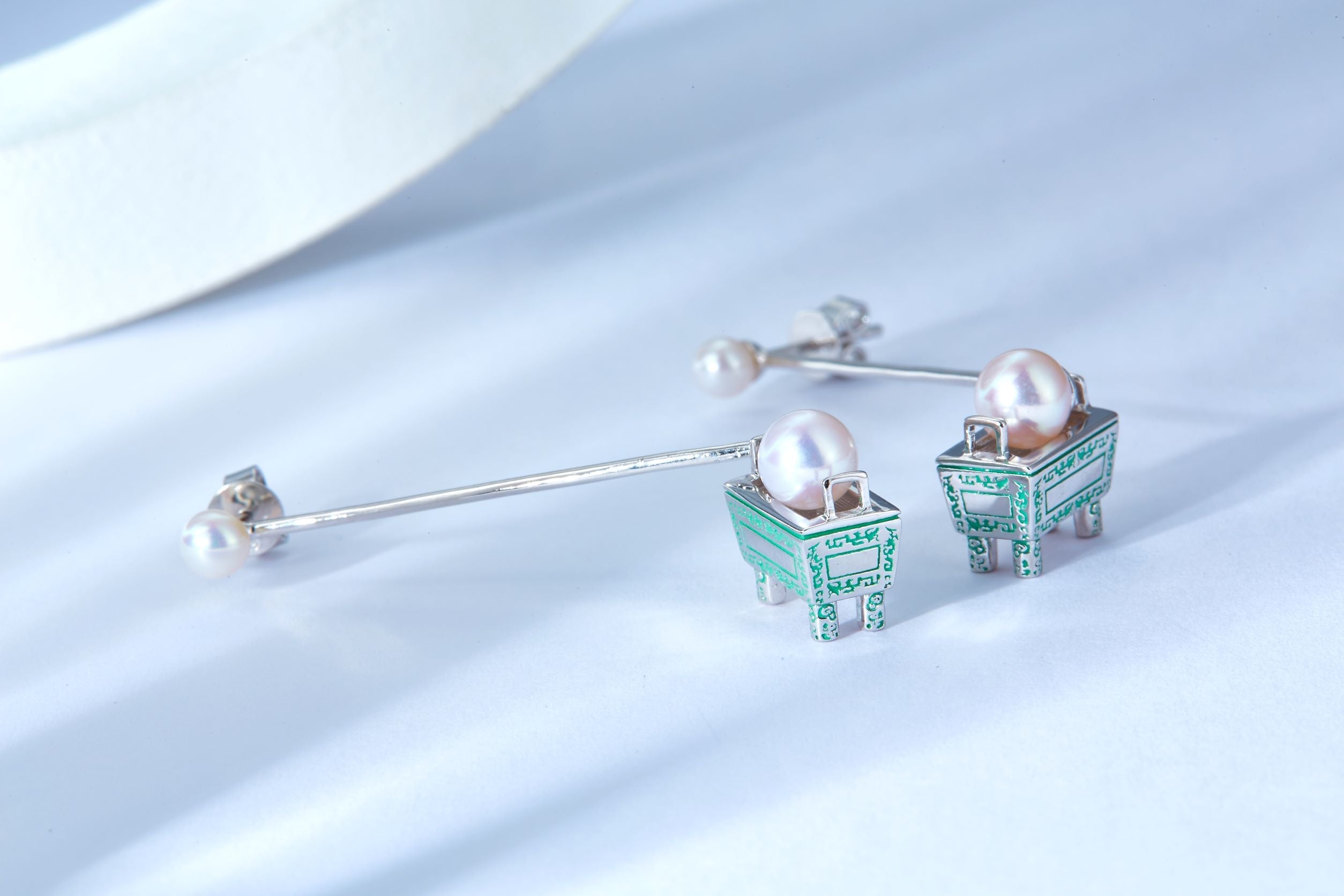 Quadripod Ding Enamel Pearl Drop Earrings