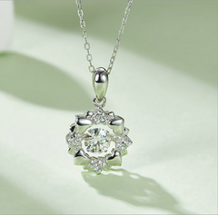 Circluar Heart Shape 0.5Carat Moissanite Necklace