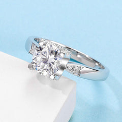 Stylish Oxhead Prong1.0 Carat Moissanite Engagement Ring