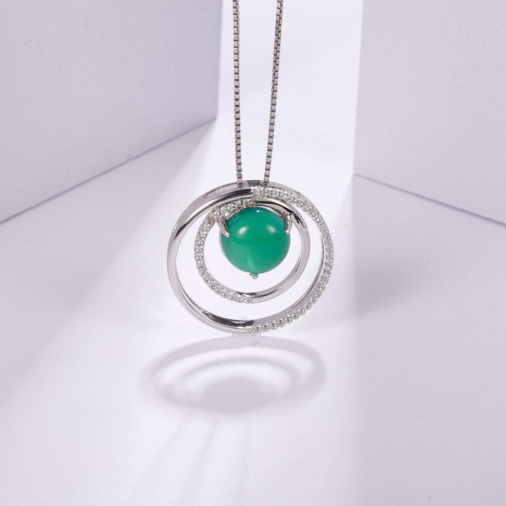 Design Natural Green Agate Circle Pendant Silver Necklace for Women