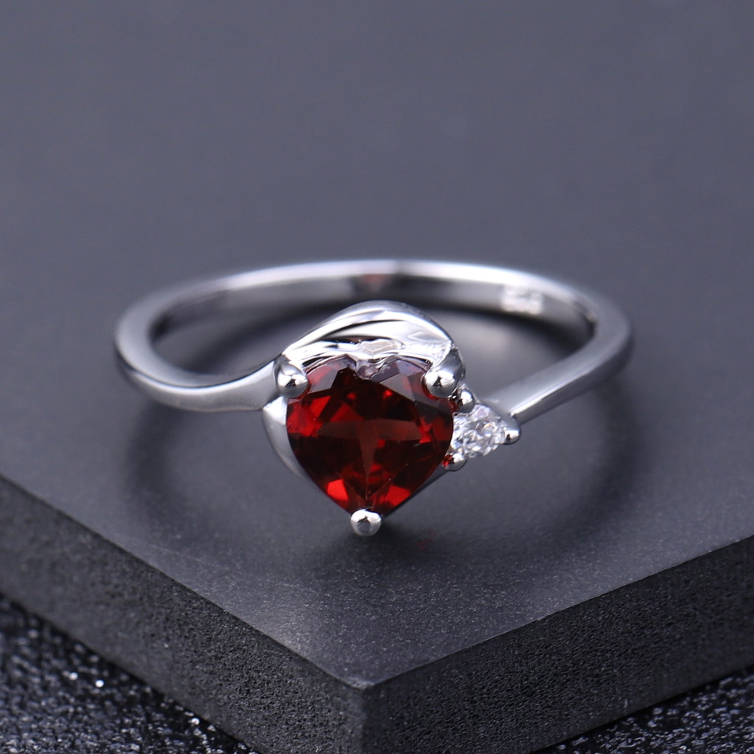 Luxurious and Fashion Natural Red Garnet Heart Shape S925 Silver Ring for Women